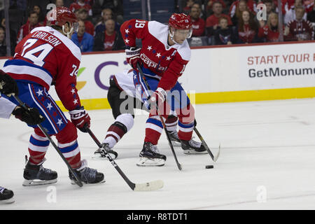 Novembre 11, 2018 - Washington, DC, Stati Uniti - Washington centro capitelli Nicklas Backstrom (19) battaglie per il puck durante il gioco tra l'Arizona Coyote e capitelli di Washington a capitale una arena di Washington il 11 novembre 2018. (Credito Immagine: © Alex Edelman/ZUMA filo) Foto Stock