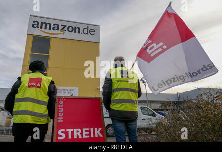 17 dicembre 2018, Sassonia, Lipsia: gli iscritti ai sindacati sciopero presso il sito di Lipsia della US mail ordini società Amazon. L' Unione ha lottato per anni per un accordo collettivo su Amazon. Con nuovi scioperi appena prima di Natale, il conflitto è ora di entrare nel prossimo round. Foto: Peter Endig/dpa-Zentralbild/dpa Foto Stock
