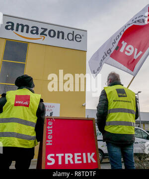 17 dicembre 2018, Sassonia, Lipsia: gli iscritti ai sindacati sciopero presso il sito di Lipsia della US mail ordini società Amazon. L' Unione ha lottato per anni per un accordo collettivo su Amazon. Con nuovi scioperi appena prima di Natale, il conflitto è ora di entrare nel prossimo round. Foto: Peter Endig/dpa-Zentralbild/dpa Foto Stock
