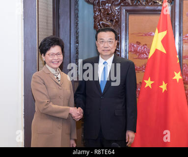 Pechino, Cina. Xvii Dec, 2018. Il premier cinese LI Keqiang (R) si riunisce con il capo dell'esecutivo della regione amministrativa speciale di Hong Kong (RASHK) Carrie Lam, chi è su un dovere di visitare, a Pechino, capitale della Cina, Dic 17, 2018. Credito: Wang Ye/Xinhua/Alamy Live News Foto Stock