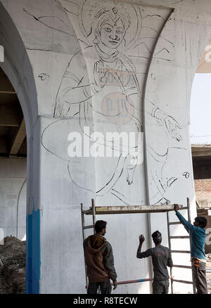 Dicembre 17, 2018. Xvi Dec, 2018. Di Allahabad, India - Aritists iniziato paininting su vari luoghi pubblici e mura in occasioni del Kumbh Mela, uno del più grande raduno religioso sulla terra e si svolge ogni dodici anni a Prayagraj, precedentemente noto come di Allahabad. La città sta andando con vari trucco con splendidi dipinti murali e di presentare una ricca eredità culturale e religiosa della città. Credito: Sauvik Acharyya/ZUMA filo/Alamy Live News Foto Stock