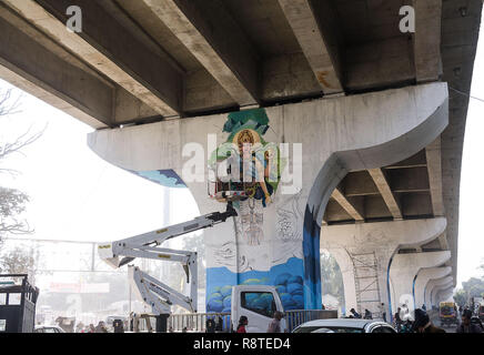 Dicembre 17, 2018. Xvi Dec, 2018. Di Allahabad, India - Aritists iniziato paininting su vari luoghi pubblici e mura in occasioni del Kumbh Mela, uno del più grande raduno religioso sulla terra e si svolge ogni dodici anni a Prayagraj, precedentemente noto come di Allahabad. La città sta andando con vari trucco con splendidi dipinti murali e di presentare una ricca eredità culturale e religiosa della città. Credito: Sauvik Acharyya/ZUMA filo/Alamy Live News Foto Stock