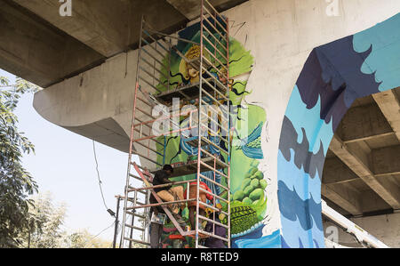 Dicembre 17, 2018. Xvi Dec, 2018. Di Allahabad, India - Aritists iniziato paininting su vari luoghi pubblici e mura in occasioni del Kumbh Mela, uno del più grande raduno religioso sulla terra e si svolge ogni dodici anni a Prayagraj, precedentemente noto come di Allahabad. La città sta andando con vari trucco con splendidi dipinti murali e di presentare una ricca eredità culturale e religiosa della città. Credito: Sauvik Acharyya/ZUMA filo/Alamy Live News Foto Stock