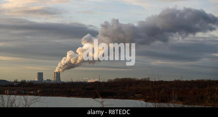 17 dicembre 2018, Sassonia, Espenhain: Il Lippendorf power station con il suo vapore torri di raffreddamento può essere visto da Espenhain dietro il Lago di Hain. All inizio del mese di dicembre, la città di Lipsia ha annunciato che stava progettando di ridurre gradualmente il teleriscaldamento di lignite. Un futuro concetto di municipale di pubblica utilità è giunta alla conclusione che la fornitura di calore potrebbe anche essere ottenuto senza consegne da alimentato a lignite power plant in Lippendorf. In un documento di posizione ora diversi sindaci dalla zona sud di Lipsia come pure l'amministratore del distretto amministrativo di distr Foto Stock