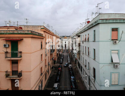 Rione Luzzatti, quartiere di Poggioreale, dove il mondo storia di successo dello scrittore di Elena Ferrante, Amica geniale, è impostato, che ora è diventato una serie TV fiction. 17/12/2018, Napoli, Italia Foto Stock