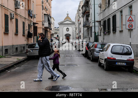 Rione Luzzatti, quartiere di Poggioreale, dove il mondo storia di successo dello scrittore di Elena Ferrante, Amica geniale, è impostato, che ora è diventato una serie TV fiction. 17/12/2018, Napoli, Italia Foto Stock