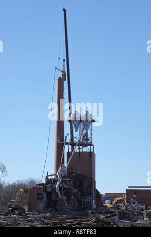 Lexington, North Carolina, Stati Uniti d'America. 17 dicembre, 2018. Dixie fumaiolo di demolizione. Lexington, NC. Lexington marchi Home impianto n. 1 stack di fumo essendo domolished dopo l incendio ha distrutto il paese un tempo prospero impianto di fabbricazione. Il fumaiolo è sulla destra Norfolk-Southern-di-modo. Il smokestak è stato un punto di riferimento e promemoria per una volta una fiorente industria del mobile nella zona e non era pratico di preservare. Credito: Patrick Lynch/Alamy Live News Foto Stock