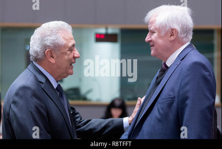 06 dicembre 2018, Belgio, Brüssel: 06.12.2018, il Belgio, Bruxelles: dell'UE in materia di migrazione, degli affari interni e della cittadinanza Commissario Dimitris Avramopoulos (L) sta parlando con il Ministro tedesco degli interni, la costruzione di comunità e Horst Seehofer Lorenz (R) prima un UE Ministro degli Affari Interni riunione presso l'edificio Justus Lipsius, il Consiglio europeo ha sede il 6 dicembre 2018 a Bruxelles, in Belgio. I Ministri sono attesi per discutere di una proposta di regolamento sulla frontiera europea e Guardia Costiera. - Nessun filo SERVICE Foto: Thierry Monasse/dpa Foto Stock