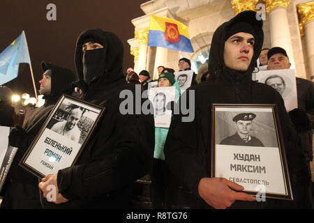 Kiev, Ucraina. Xvii Dec, 2018. I dimostranti sono visti tenendo i ritratti di ucraini catturato e imprigionato dai russi durante il rally.ucraini tenutasi il rally a sostegno del 24 marina militare ucraino marinai che erano stati sequestrati dai russi durante lo Stretto di Kerch incidente su 25 Novembre 2018, e altri ucraini di prigionieri politici in Russia, la criminalità e la zona di conflitto dell'est dell'Ucraina. Credito: ZUMA Press, Inc./Alamy Live News Foto Stock