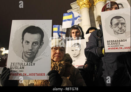 Kiev, Ucraina. Xvii Dec, 2018. I dimostranti sono visti tenendo i ritratti di ucraini catturato e imprigionato dai russi durante il rally.ucraini tenutasi il rally a sostegno del 24 marina militare ucraino marinai che erano stati sequestrati dai russi durante lo Stretto di Kerch incidente su 25 Novembre 2018, e altri ucraini di prigionieri politici in Russia, la criminalità e la zona di conflitto dell'est dell'Ucraina. Credito: ZUMA Press, Inc./Alamy Live News Foto Stock