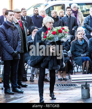 Harrods, Hans Crescent, Londra, Regno Unito. 17 dicembre 2018. 1.20pm.Geraldine Lynton-Edwards vedova del regista Michael Winner fondatore della polizia memorial trust si unisce ai superstiti dei magazzini Harrods attentato alla bomba che si sono riuniti per commemorare i morti o feriti in ira Natale auto bomba collocata al di fuori di questo iconico London store su più trafficati pre Natale sabato dell'anno. Gli ufficiali sono stati uccisi il tentativo di liberare la zona quando la bomba fatta esplodere uccidendo 3 di loro e 3 civili. Credito: Newspics Regno Unito Sud/Alamy Live News Foto Stock