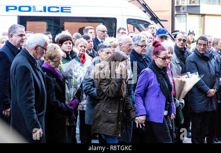 Harrods, Hans Crescent, Londra, Regno Unito. 17 dicembre 2018. 1.20pm. I superstiti dei magazzini Harrods attentato del 17 dicembre 1983 si riuniranno per commemorare i morti o feriti in ira Natale auto bomba collocata al di fuori di questo iconico London store su più trafficati pre Natale sabato di quell'anno. Questo è il trentacinquesimo anniversario dell'attentato in cui sei persone sono morte, tra cui tre funzionario di polizia quando il veicolo è esploso. Gli ufficiali sono stati uccisi il tentativo di liberare la zona quando la bomba è andato fuori. Credito: Newspics Regno Unito Sud/Alamy Live News Foto Stock