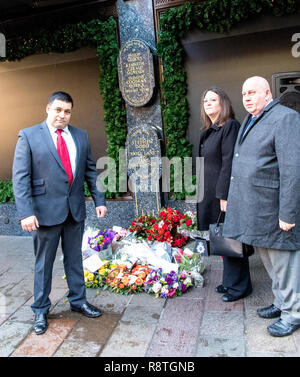 Harrods, Hans Crescent, Londra, Regno Unito. 17 dicembre 2018. 1.20pm. I superstiti dei magazzini Harrods attentato del 17 dicembre 1983 si riuniranno per commemorare i morti o feriti in ira Natale auto bomba collocata al di fuori di questo iconico London store su più trafficati pre Natale sabato di quell'anno. Questo è il trentacinquesimo anniversario dell'attentato in cui sei persone sono morte, tra cui tre funzionario di polizia quando il veicolo è esploso. Gli ufficiali sono stati uccisi il tentativo di liberare la zona quando la bomba è andato fuori. Credito: Newspics Regno Unito Sud/Alamy Live News Foto Stock