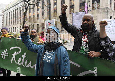 New York, Stati Uniti d'America. Xvii Dec, 2018. New York, Stati Uniti, 17 dicembre 2018 la Statua della Libertà scalatore Patricia Okoumou conduce sostenitori in un marzo attraverso la parte inferiore di Manhattan dopo la sua condanna da parte di un magistrato federale giudice sulle spese di infrazione di intrusione, condotta disordinata e di interferire con il funzionamento del governo per il suo atto di disobbedienza civile il 4 luglio. Okoumou scalato la base della statua di protestare contro Trump administration le politiche di immigrazione. Ella sta per essere condannato il 5 marzo 2019. Credito: Joseph Reid/Alamy Live News Foto Stock