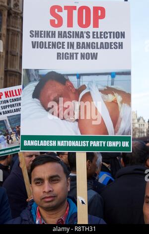 Londra, Regno Unito. Xvii Dec, 2018. A Londra Regno Unito il Bangladesh National Party (BNP) sostenitori protestare in vista delle prossime elezioni nazionali in Bangladesh contro le violazioni dei diritti umani, "sleale elezioni" e la mancanza di libertà di espressione. Elezioni nazionali sono a causa di essere guarito nel gennaio 2019, in una atmosfera di quello che alcuni vedono come un ingiusto e antidemocratico sistema. Nel 2011 l'operatore storico pregiudiziale di governo, sotto la guida del presidente Seikh Hasina il Bangladesh Awami League (governo) ha abolito i paesi "custode" sistema elettorale - una non-partigiano di governo il cui compito era quello di sorvegliare le elezioni eque. Credito: Foto Stock