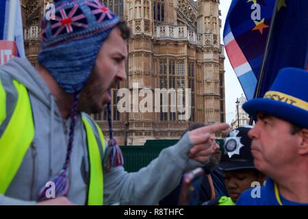 Londra, Regno Unito. Xvii Dec, 2018. Regno Unito. Brexit & anti Brexit sostenitori scontro sul College Green al di fuori della sede del Parlamento. Credito: Iwala/Alamy Live News Foto Stock