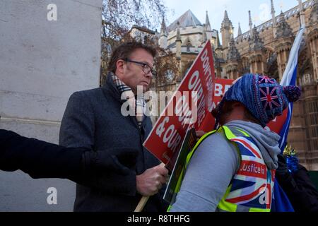 Londra, Regno Unito. Xvii Dec, 2018. Regno Unito. Brexit & anti Brexit sostenitori scontro sul College Green al di fuori della sede del Parlamento. Credito: Iwala/Alamy Live News Foto Stock