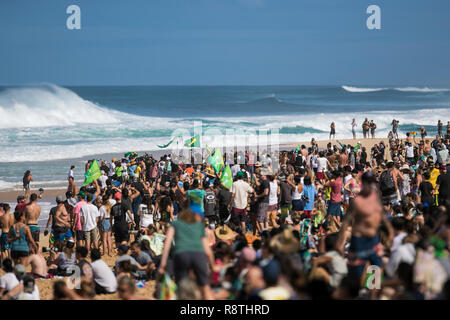 Ehukai Beach Park, Haleiwa, Hawaii, Stati Uniti d'America. Dicembre 17, 2018 - la folla era a fare il tifo per i surfisti in acqua durante l'azione al 2018 Billabong maestri della tubazione in memoria di Andy ferri da stiro a Ehukai Beach Park in Haleiwa, HI. Glenn Yoza/CSM Credito: Cal Sport Media/Alamy Live News Foto Stock