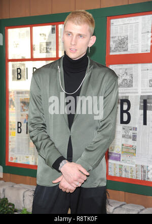 New York, NY, STATI UNITI D'AMERICA. Xvii Dec, 2018. Colson Baker aka Machine Gun Kelly assiste il New York speciale proiezione di "Bird Box' a Alice Tully Hall il 17 dicembre 2018 nella città di New York. Credito: John Palmer/media/punzone Alamy Live News Foto Stock