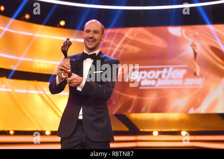 Baden Baden, Deutschland. Xvi Dec, 2018. Patrick LANGE (Triatleta, sportivo dell'anno), con il suo trofeo, Cup. Annuncio, Gala atleta dell'anno 2018 su 16.12.2018 nella Casa termale di Baden Baden. | Utilizzo di credito in tutto il mondo: dpa/Alamy Live News Foto Stock