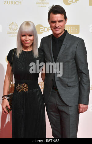 Baden Baden, Deutschland. Xvi Dec, 2018. Thomas BERTHOLD (ex professionista di calcio), con Britta SCHWALENBERG Red Carpet, tappeto rosso, annuncio, Gala Atleta dell'anno 2018 su 16.12.2018 al Kurhaus di Baden Baden. | Utilizzo di credito in tutto il mondo: dpa/Alamy Live News Foto Stock