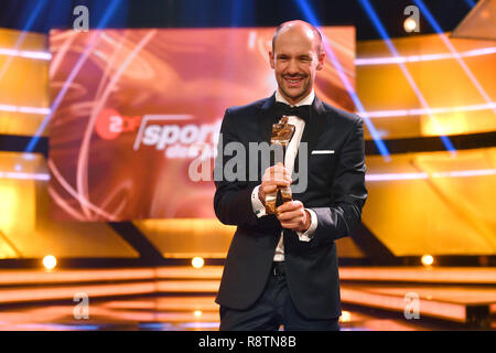 Baden Baden, Deutschland. Xvi Dec, 2018. Patrick LANGE (Triatleta, sportivo dell'anno), con il suo trofeo, Cup. Annuncio, Gala atleta dell'anno 2018 su 16.12.2018 nella Casa termale di Baden Baden. | Utilizzo di credito in tutto il mondo: dpa/Alamy Live News Foto Stock