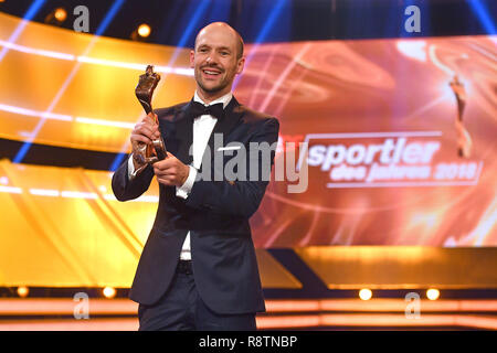 Baden Baden, Deutschland. Xvi Dec, 2018. Patrick LANGE (Triatleta, sportivo dell'anno), con il suo trofeo, Cup. Annuncio, Gala atleta dell'anno 2018 su 16.12.2018 nella Casa termale di Baden Baden. | Utilizzo di credito in tutto il mondo: dpa/Alamy Live News Foto Stock