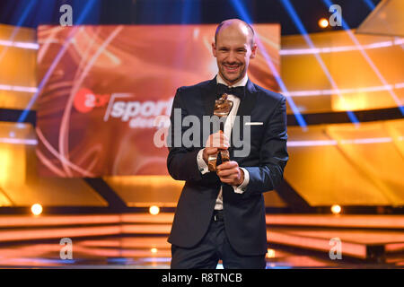 Baden Baden, Deutschland. Xvi Dec, 2018. Patrick LANGE (Triatleta, sportivo dell'anno), con il suo trofeo, Cup. Annuncio, Gala atleta dell'anno 2018 su 16.12.2018 nella Casa termale di Baden Baden. | Utilizzo di credito in tutto il mondo: dpa/Alamy Live News Foto Stock