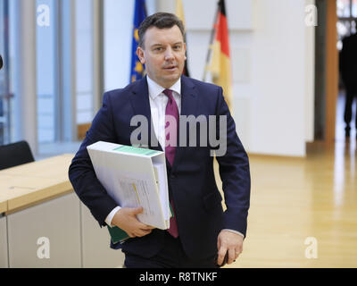 Magdeburg, Germania. Xviii Dicembre, 2018. Andre Schröder (CDU), il ministro delle Finanze dello Stato della Sassonia Anhalt, passeggiate attraverso la sala plenaria del Parlamento di stato. Il parlamento statale in Magdeburg è discutere il bilancio per il 2019. Il governo dello stato vuole spendere un totale di 11,5 miliardi di euro. Credito: Pietro Gercke/dpa-Zentralbild/dpa/Alamy Live News Foto Stock