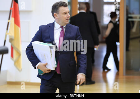 Magdeburg, Germania. Xviii Dicembre, 2018. Andre Schröder (CDU), il ministro delle Finanze dello Stato della Sassonia Anhalt, passeggiate attraverso la sala plenaria del Parlamento di stato. Il parlamento statale in Magdeburg è discutere il bilancio per il 2019. Il governo dello stato vuole spendere un totale di 11,5 miliardi di euro. Credito: Pietro Gercke/dpa-Zentralbild/dpa/Alamy Live News Foto Stock