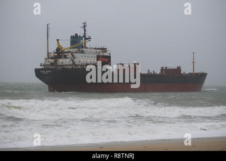 Colchester, Regno Unito. Xviii Dicembre, 2018. Il Kuzma Minin portarinfuse nave siede arenarsi su Gyllyngvase Beach con 18 membri dell'equipaggio russo a bordo in attesa di un salvataggio dalla guardia costiera. I forti venti soffiarono la nave arenarsi a circa 5:40am. Credito: Stephen Parker/Alamy Live News Foto Stock