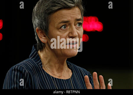 Bruxelles, Belgio. Xviii dic. 2018. Il Commissario europeo per la concorrenza Margrethe Vestager risolve una conferenza stampa in materia di aiuti di Stato in microelettronica. Alexandros Michailidis/Alamy Live News Foto Stock