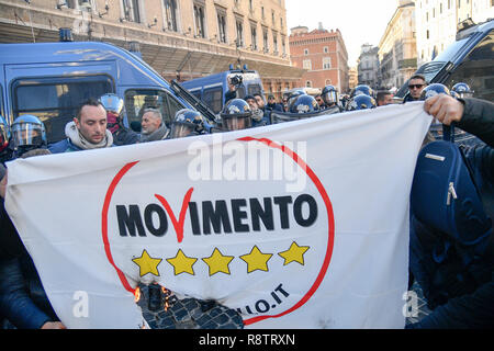 Foto di Fabrizio Corradetti/LaPresse 18 dicembre 2018 Roma, Italia Cronaca Manifestazione dei conducenti NCC Nella foto: Manifestanti bruciano una bandiera del M5S Foto Stock