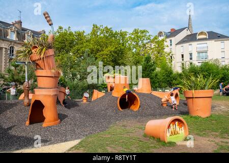 Francia, Loire Atlantique, Nantes, il Jardin des Plantes, Depodepo: un parco giochi progettati da Claude Ponti Foto Stock