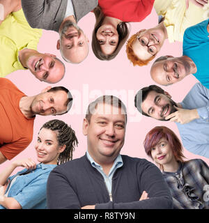 Collage di diversi uomini e donne che mostra le emozioni positive a sorridere e ridere Foto Stock