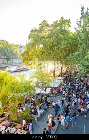 Francia, Paris, Parc des Rives de Seine, classe di danza di fronte alla casa galleggiante cafe la Marcounet Foto Stock