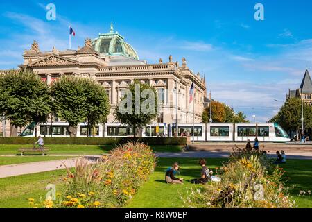 Francia, Bas Rhin, Strasburgo, distretto di Neustadt risalenti al periodo tedesco città vecchia elencati come patrimonio mondiale dall' UNESCO, Piazza della Repubblica, Prefettura, Biblioteca Nazionale e Universitaria (BNU) e la Chiesa Riformata di San Paolo Foto Stock