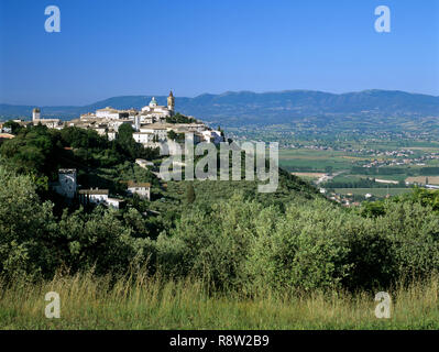 Vista sulla collina sopra la città di Trevi con la campagna umbra dietro nel maggio sunshine, Trevi, Umbria, Italia, Europa Foto Stock