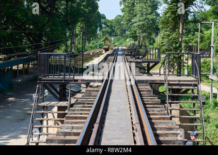 Binari della ferrovia Siam-Burma oltre il fiume Kwai in Kanchanaburi, Thailandia. Il famigerato Ponte è diventata una destinazione turistica per il ben-doc Foto Stock