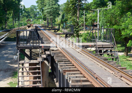 Binari della ferrovia Siam-Burma oltre il fiume Kwai in Kanchanaburi, Thailandia. Il famigerato Ponte è diventata una destinazione turistica per il ben-doc Foto Stock