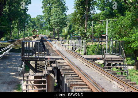 Binari della ferrovia Siam-Burma oltre il fiume Kwai in Kanchanaburi, Thailandia. Il famigerato Ponte è diventata una destinazione turistica per il ben-doc Foto Stock