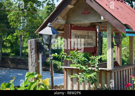 Vecchio gazibo in attesa della ferrovia Siam-Burma oltre il fiume Kwai in Kanchanaburi, Thailandia. Il tristemente famoso Fiume Kwai bridge è diventato un turista destinatio Foto Stock