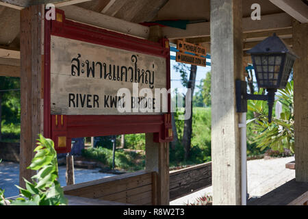 Vecchio gazibo in attesa della ferrovia Siam-Burma oltre il fiume Kwai in Kanchanaburi, Thailandia. Il tristemente famoso Fiume Kwai bridge è diventato un turista destinatio Foto Stock