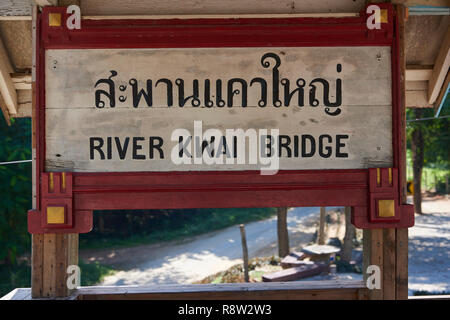 Vecchio gazibo in attesa della ferrovia Siam-Burma oltre il fiume Kwai in Kanchanaburi, Thailandia. Il tristemente famoso Fiume Kwai bridge è diventato un turista destinatio Foto Stock