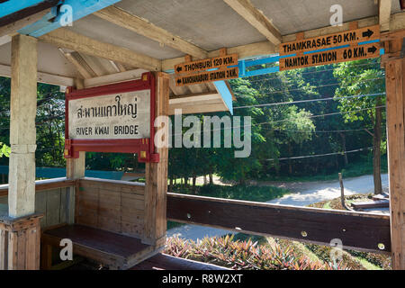 Vecchio gazibo in attesa della ferrovia Siam-Burma oltre il fiume Kwai in Kanchanaburi, Thailandia. Il tristemente famoso Fiume Kwai bridge è diventato un turista destinatio Foto Stock