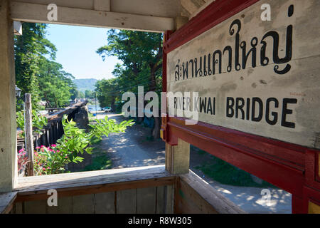 Vecchio gazibo in attesa della ferrovia Siam-Burma oltre il fiume Kwai in Kanchanaburi, Thailandia. Il tristemente famoso Fiume Kwai bridge è diventato un turista destinatio Foto Stock