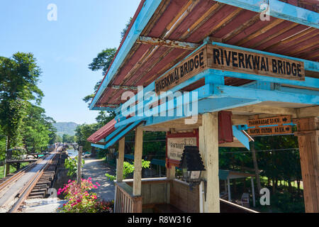 Vecchio gazibo in attesa della ferrovia Siam-Burma oltre il fiume Kwai in Kanchanaburi, Thailandia. Il tristemente famoso Fiume Kwai bridge è diventato un turista destinatio Foto Stock