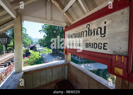 Vecchio gazibo in attesa della ferrovia Siam-Burma oltre il fiume Kwai in Kanchanaburi, Thailandia. Il tristemente famoso Fiume Kwai bridge è diventato un turista destinatio Foto Stock