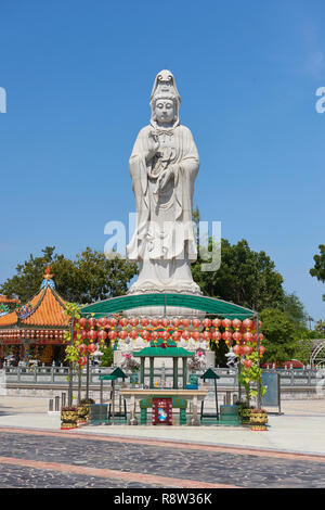 Molto grande statua della dea buddista della misericordia Guanyin, in Kuang Im Cappella, vicino al Fiume Kwai, in Kanchanaburi, Thailandia. Foto Stock