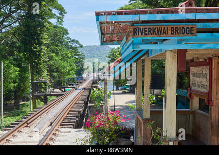 Vecchio gazibo in attesa della ferrovia Siam-Burma oltre il fiume Kwai in Kanchanaburi, Thailandia. Il tristemente famoso Fiume Kwai bridge è diventato un turista destinatio Foto Stock